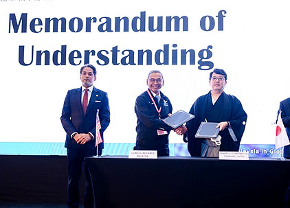 （写真左から）マレーシア保健省 カイリー・ジャマルディン大臣
Clinical Research Malaysia（CRM）CEO Dr. Akhmal Yusof
レメディ・アンド・カンパニー株式会社 代表取締役 グループCEO 浮田哲州